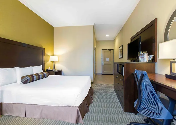 The Oaks Hotel & Suites